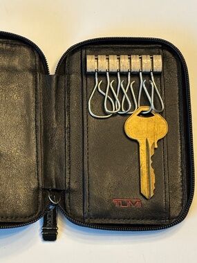 Vintage Tumi Zip-Around 6-Hook Key Case